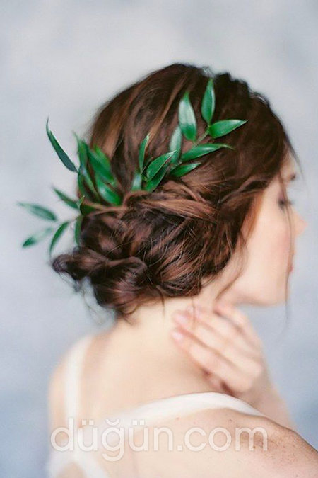 Yaprak Detaylı Kır Düğünü Saç Modeli