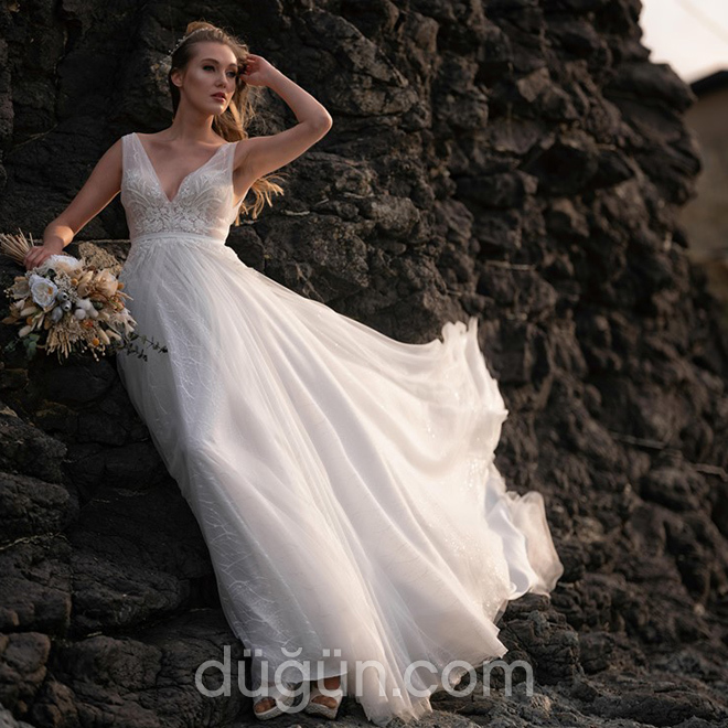 V Yakalı Sade Gelinlik Modeli