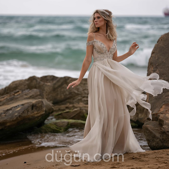 Asimetrik Etekli Gelinlik Modeli