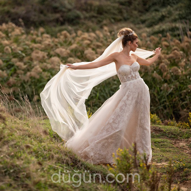 Uzun Duvaklı Gelinlik Modeli