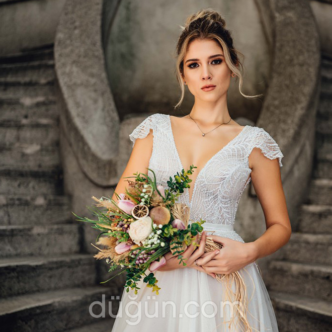 V Yakalı Gelinlik Modeli