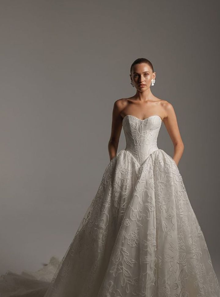 Amara 7 - Berta Couture  Prenses Kesim Straplez Sırt Dekolteli Gelinlik