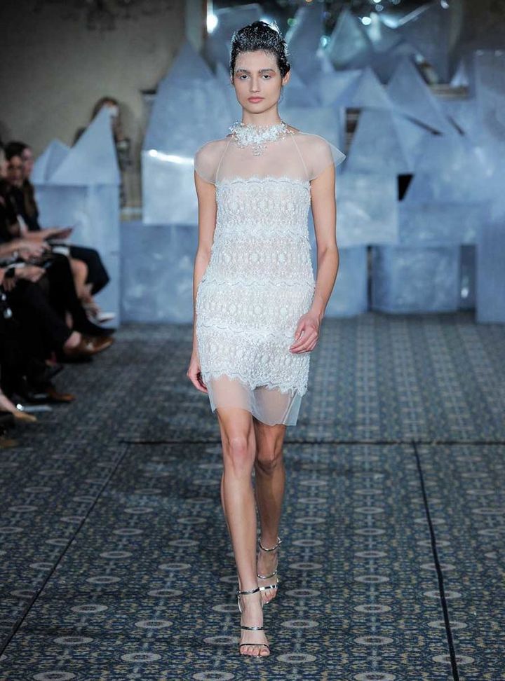 Mira Zwillinger İşlemeli Hakim Yaka Kısa Gelinlik