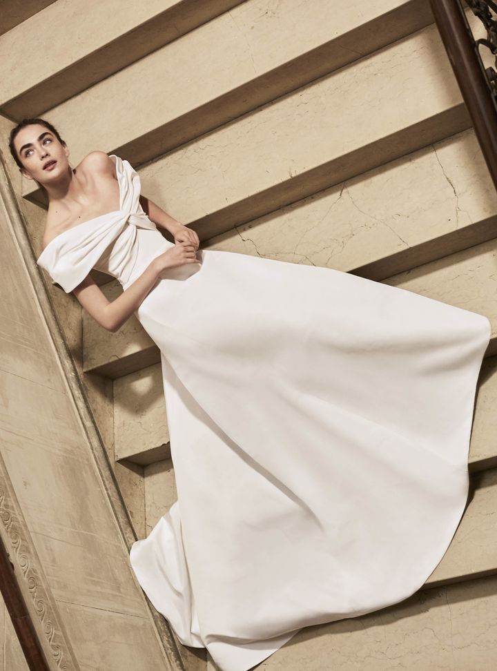 Carolina Herrera Drapeli Düşük Omuz Gelinlik Modeli