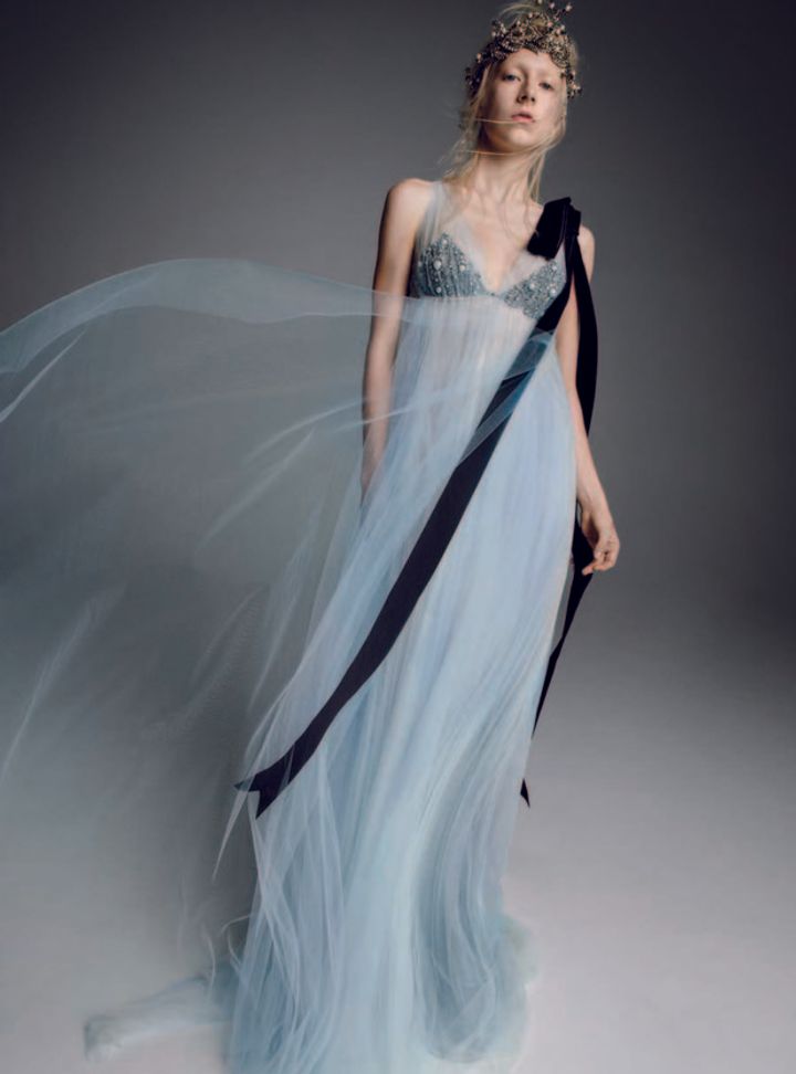 Vera Wang Omuz Detaylı Renkli Gelinlik