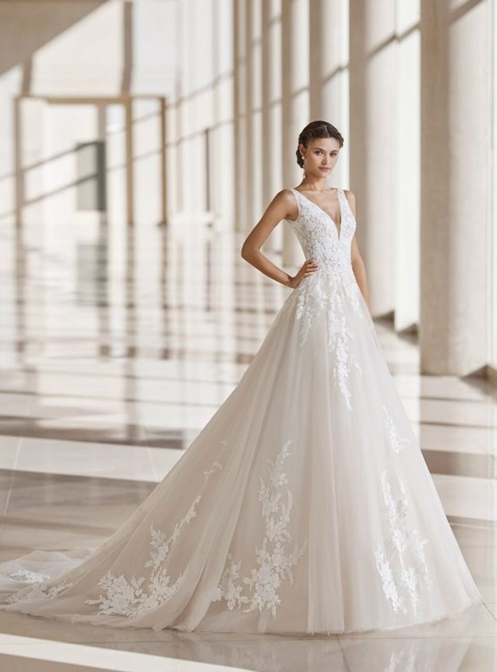 Güpür Detaylı V Yaka Gelinlik