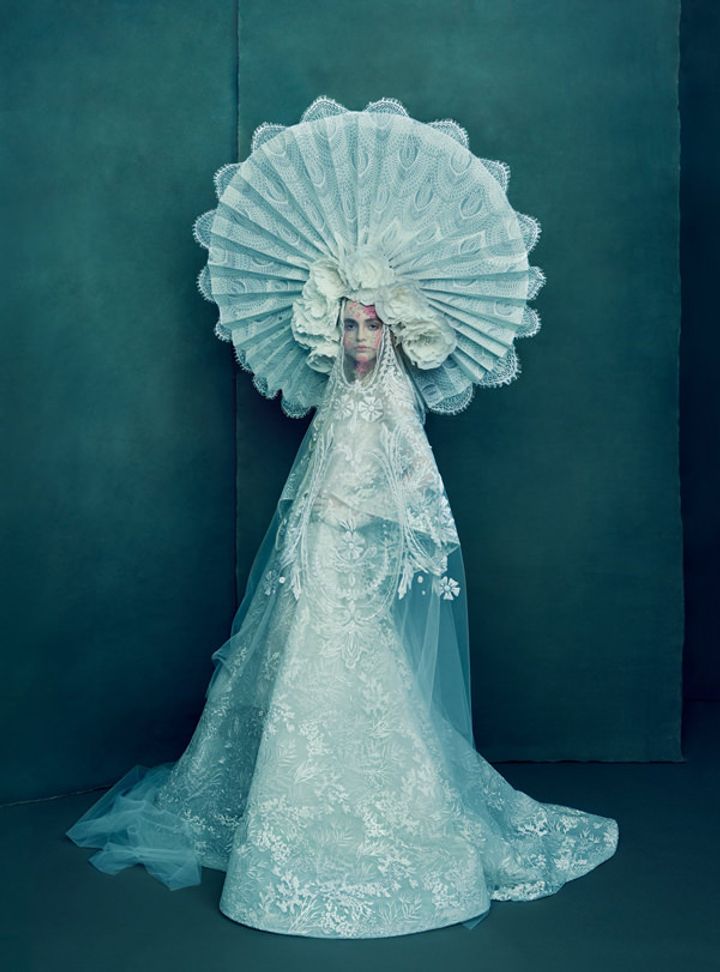 Uzun Kollu Güpür Detaylı Gelinlik