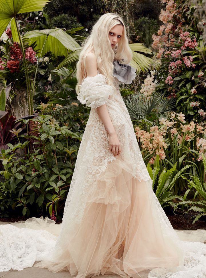 Vera Wang Kabarık Düşük Omuzlu Gelinlik