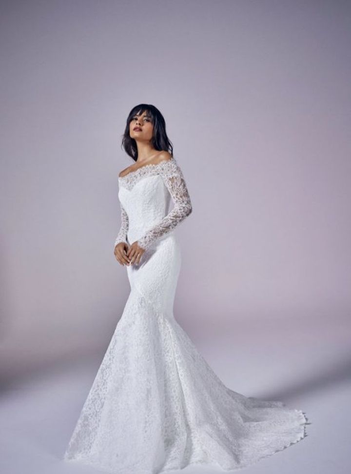 Suzanne Neville Düşük Omuz Gelinlik Balık Kesim Düşük Omuz Romantik Gelinlik