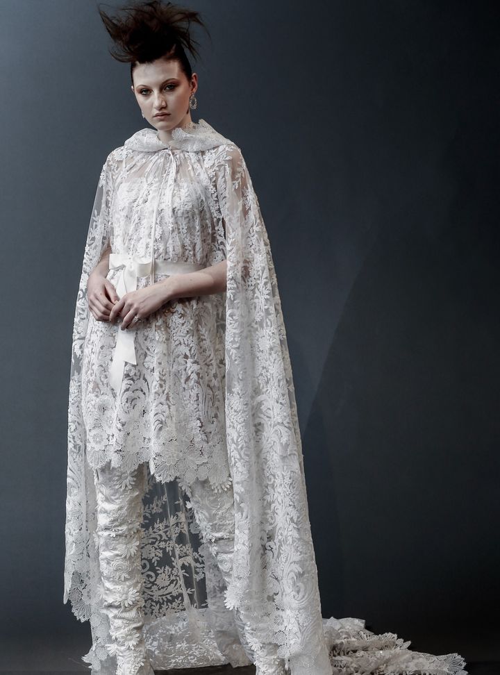 Naeem Khan Uzun Pelerinli Dantelli Gelinlik