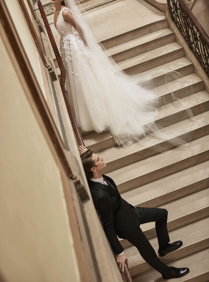 Carolina Herrera Derin V Yakalı Gelinlik Modeli