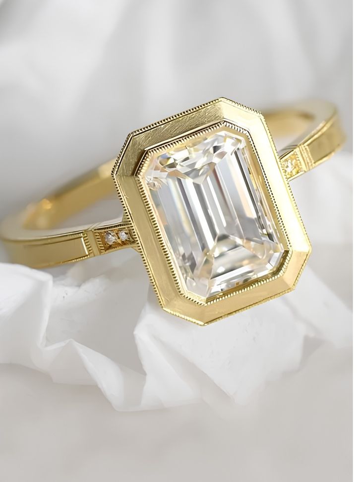 Çerçeveli Emerald Kesim Sarı Yüzük