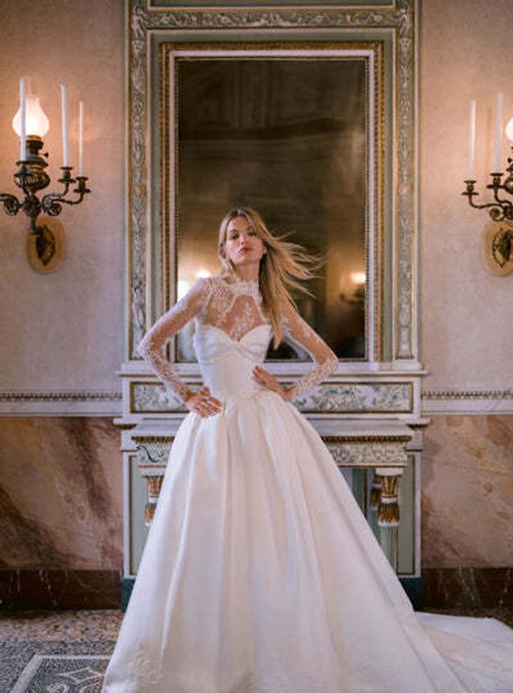 2025 Monique Lhuillier İllüzyon Yaka Kuyruklu Gelinlik