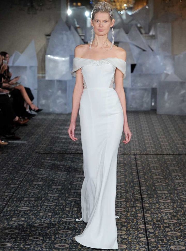 Mira Zwillinger Düşük Omuzlu Dar Kesim Gelinlik