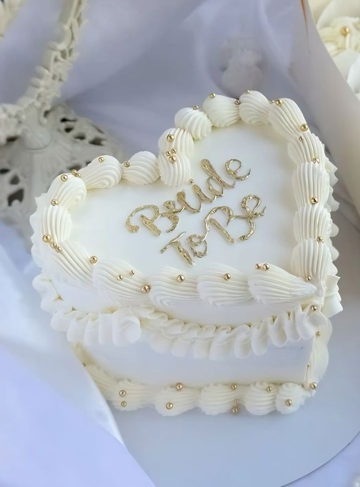 Kalpli Altın Boncuklu Beyaz Pasta
