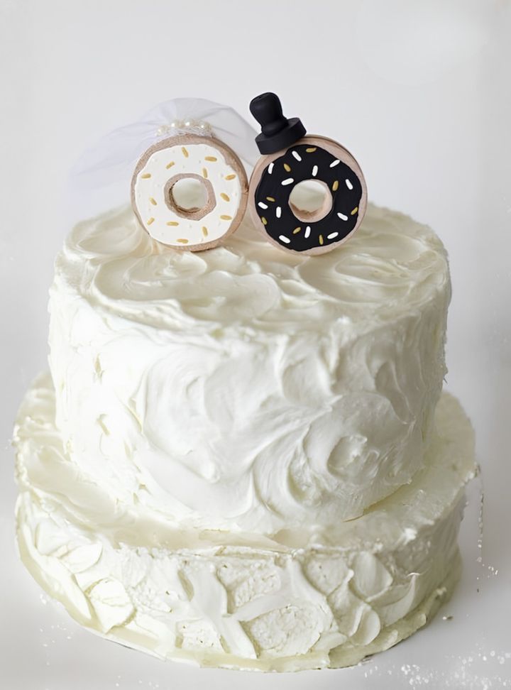 Çift Katlı Donut Gelin-Damat Figürlü Pasta