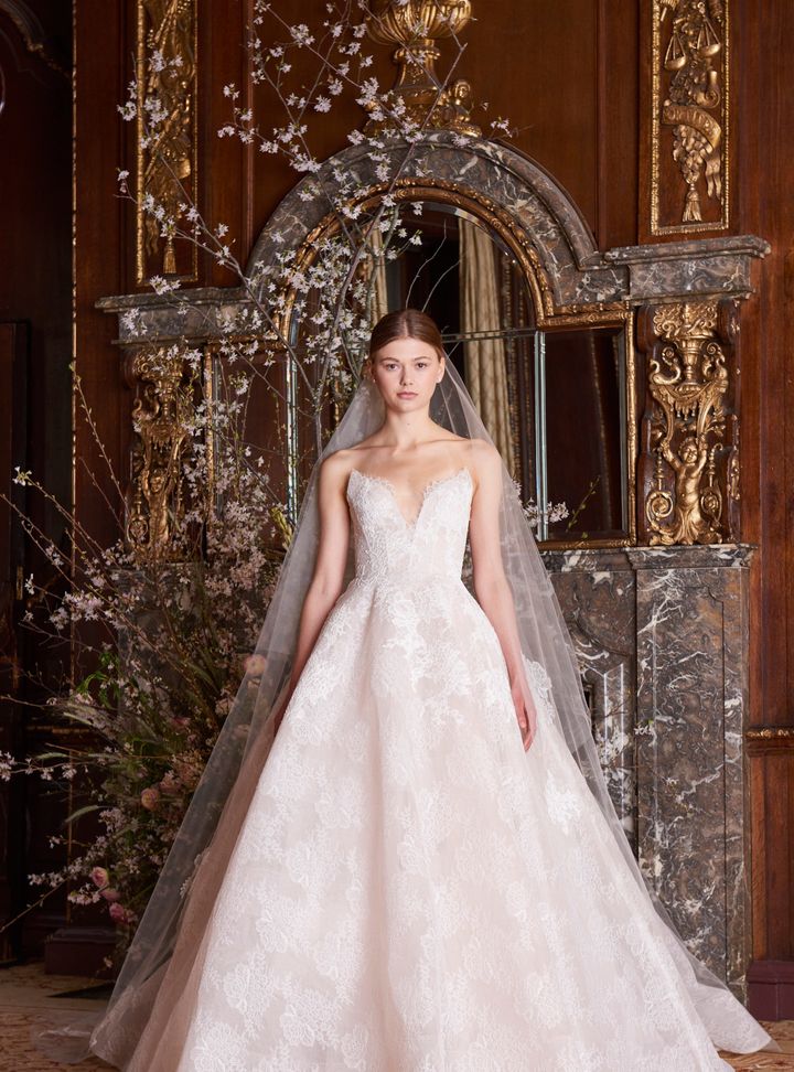 Monique Lhuillier Derin V Straplez Yakalı Gelinlik