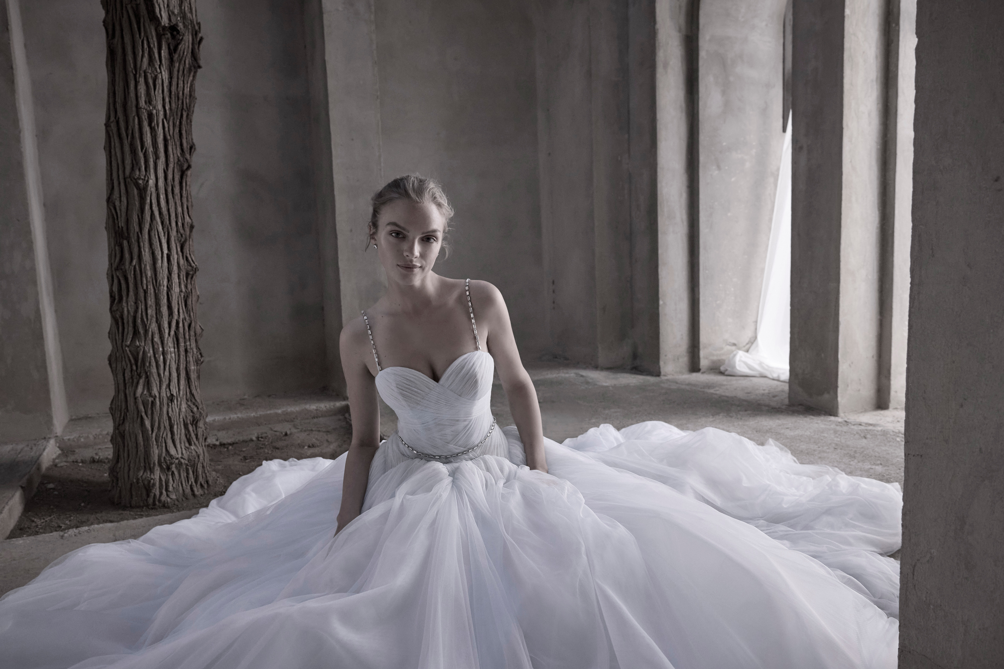 2026 Morilee 1-26 A Kesim V Yaka Göğüs Dekolteli Gelinlik