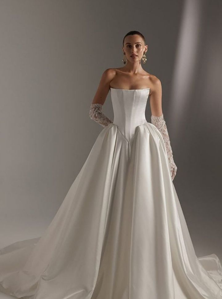 Amara 10 - Berta Couture  Prenses Kesim Straplez Sırt Dekolteli Gelinlik