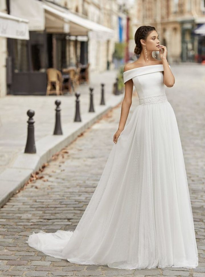 Rosa Clara Düşük Omuzlu Sade Gelinlik