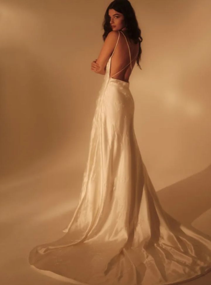 2025 Enaura -11-25 A Kesim Sırt Dekolteli V Yaka Gelinlik