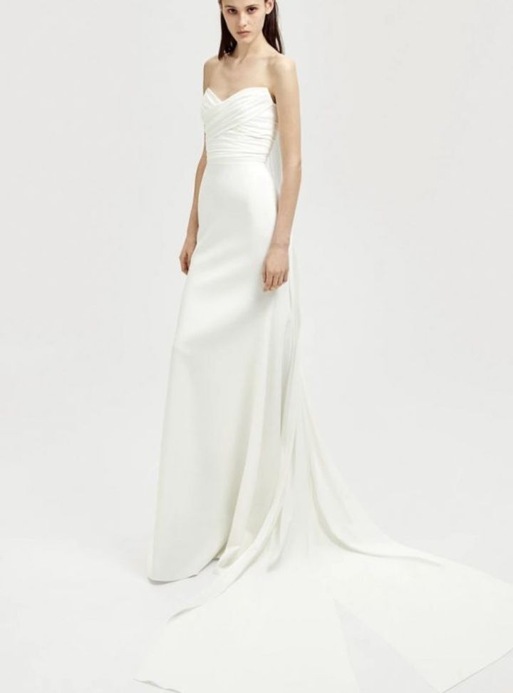 Kalp Yaka Kuyruklu Gelinlik Modeli