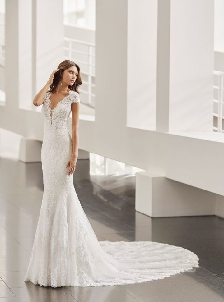 İllüzyon Yaka Kuyruklu Gelinlik Modeli