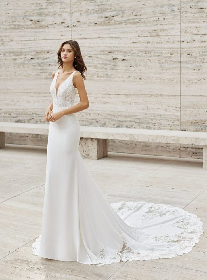 Kuyruğu Hareketli V Yaka Gelinlik Balık Kesim V Yaka Gelinlik