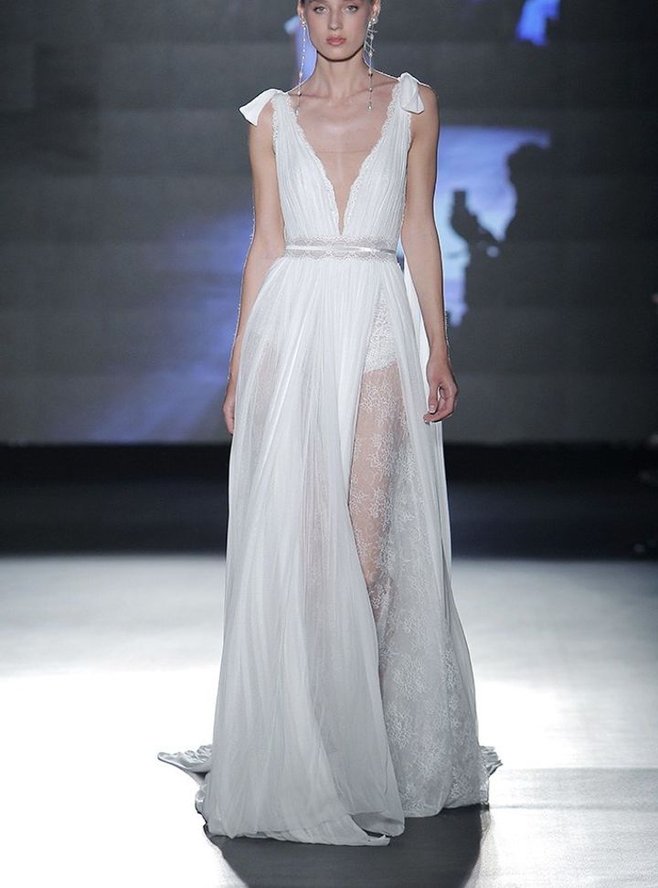 Rosa Clara Derin V Yakalı Tül Yırtmaçlı Gelinlik