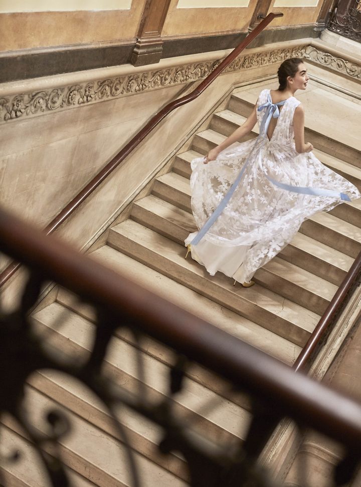 Carolina Herrera Mavi Fiyonk Detaylı Gelinlik Modeli