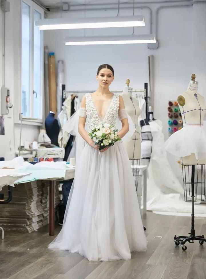 2025 Peter Langner -4-25 A Kesim V Yaka Gelinlik