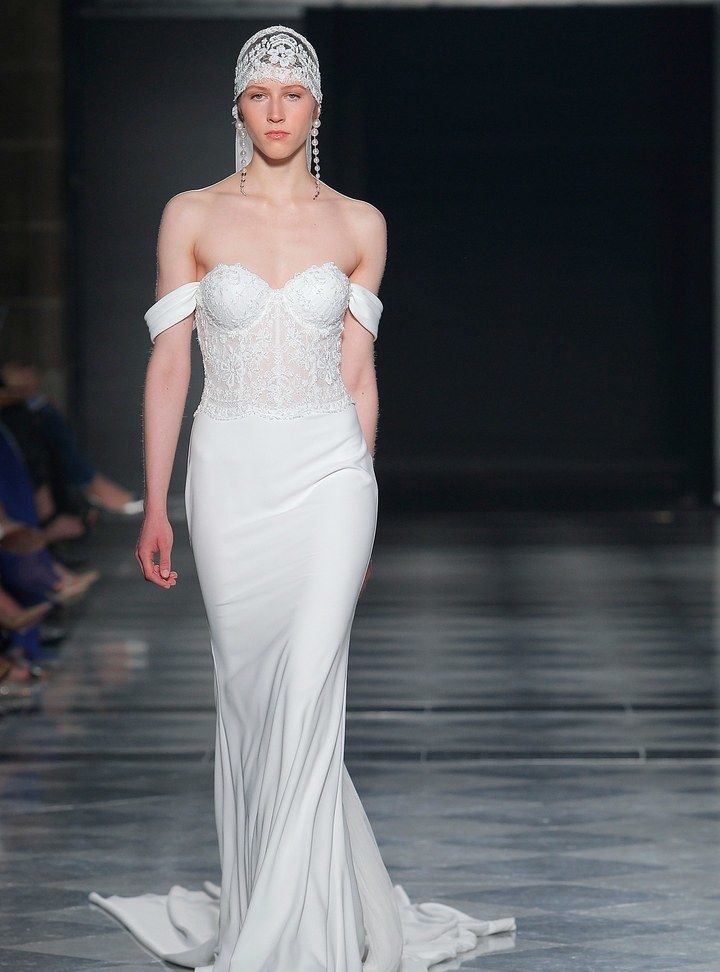 Rosa Clara Düşük Omuz Balık Kesim Gelinlik