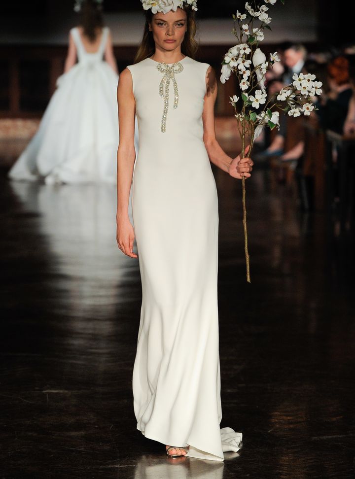 Reem Acra Fiyonk Detaylı Düz Kesim Gelinlik Modeli