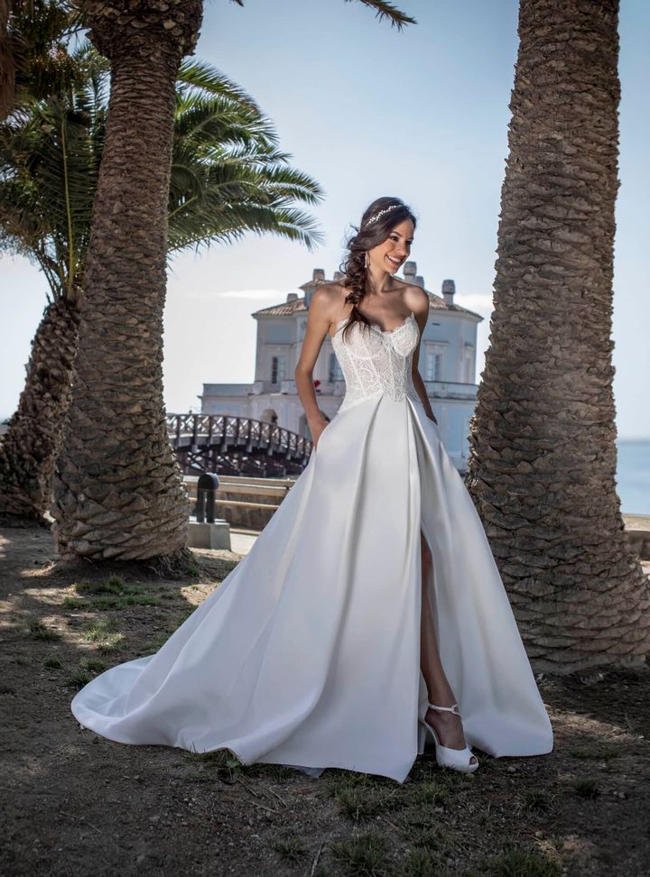 2025 Valentini Spose Straplez Yırtmaçlı Gelinlik