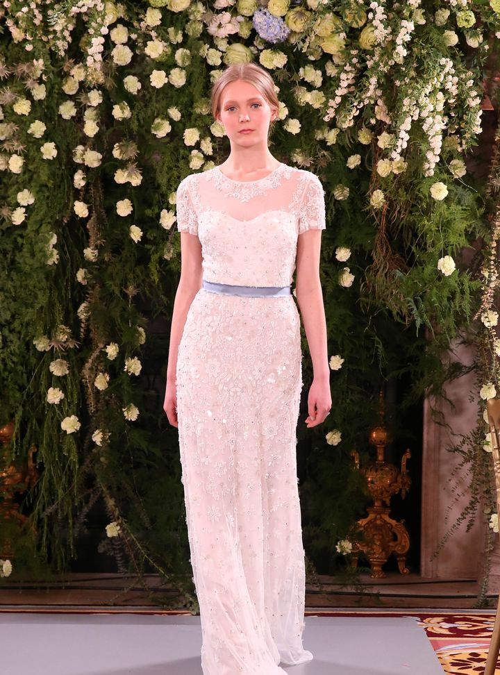 Jenny Packham Tül Yaka Kısa Kollu Gelinlik Modeli