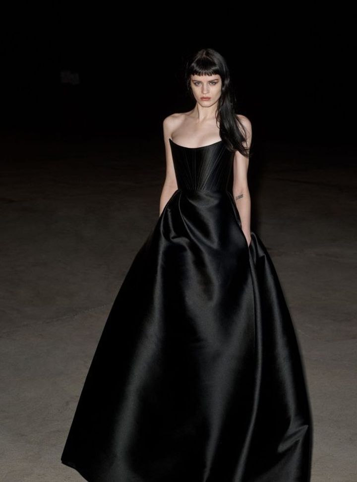 Straplez Yaka Gotik Gelinlik Modeli