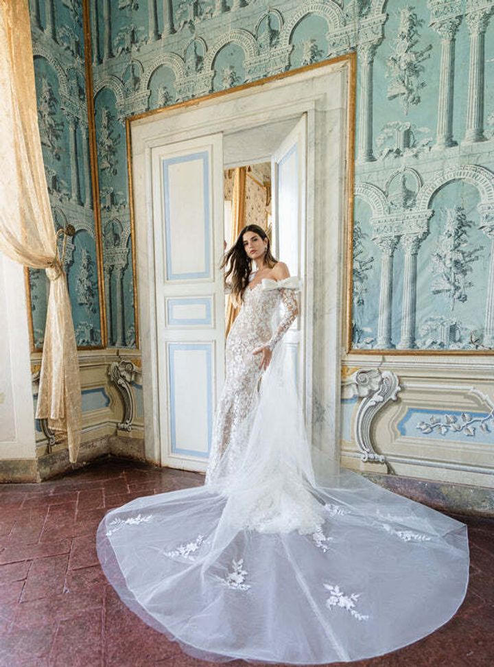 2025 Monique Lhuillier Balık Kesim Kuyruklu Gelinlik