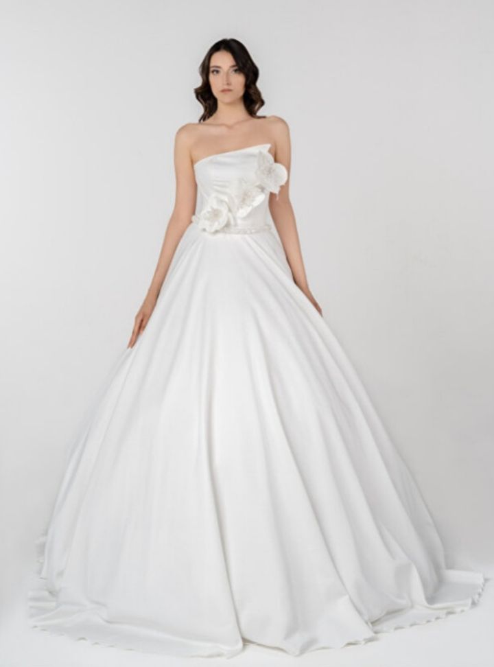 Strapless Saten Çiçek Detaylı Gelinlik