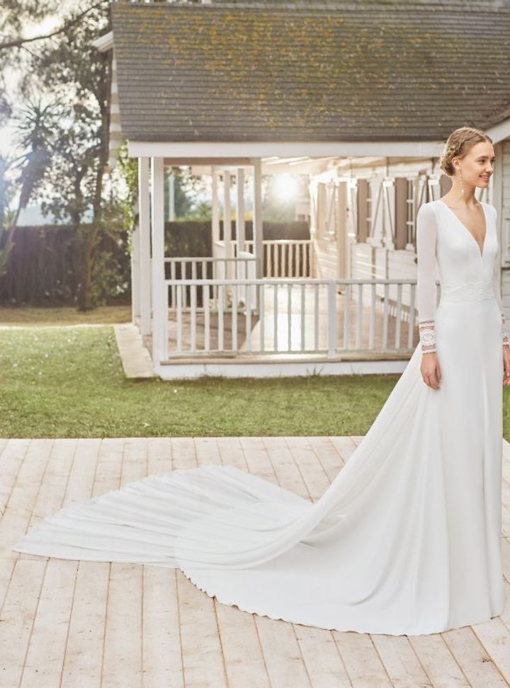 Bilekleri İşlemeli Sade Gelinlik Modeli