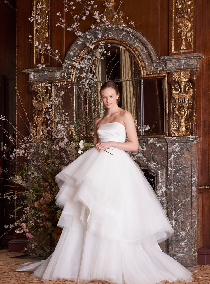 Monique Lhuillier Katlı Etekli Straplez Gelinlik