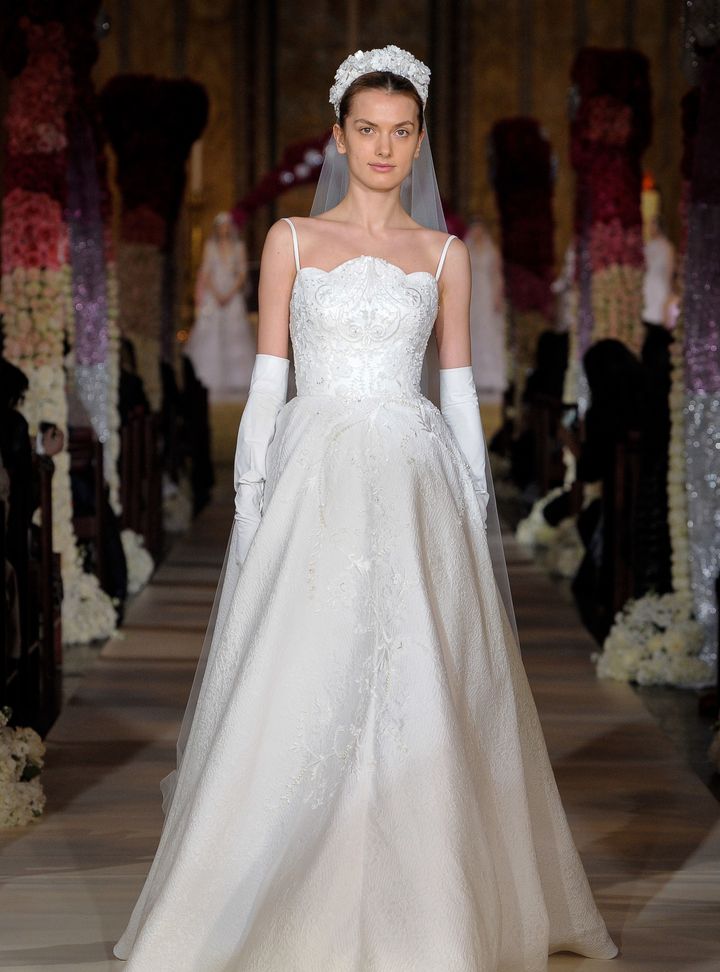 Reem Acra Asimetrik Yakalı Gelinlik