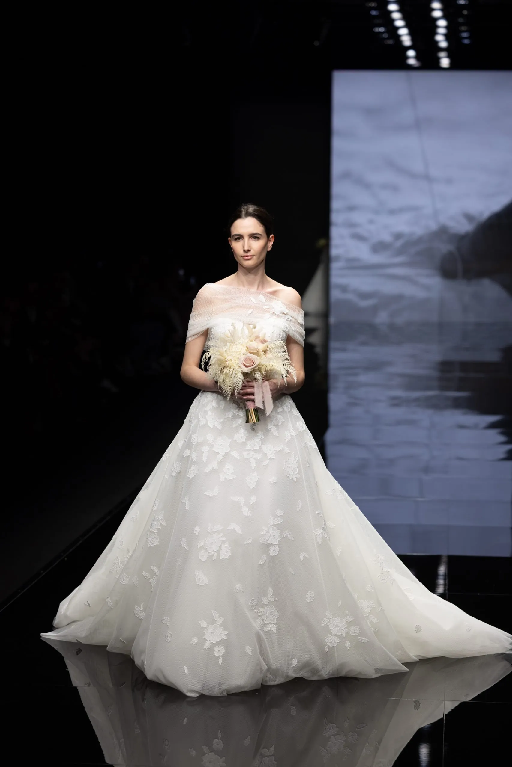 2026 Peter Langner -25-26 A Kesim Düşük Omuz Göğüs Dekolteli Gelinlik