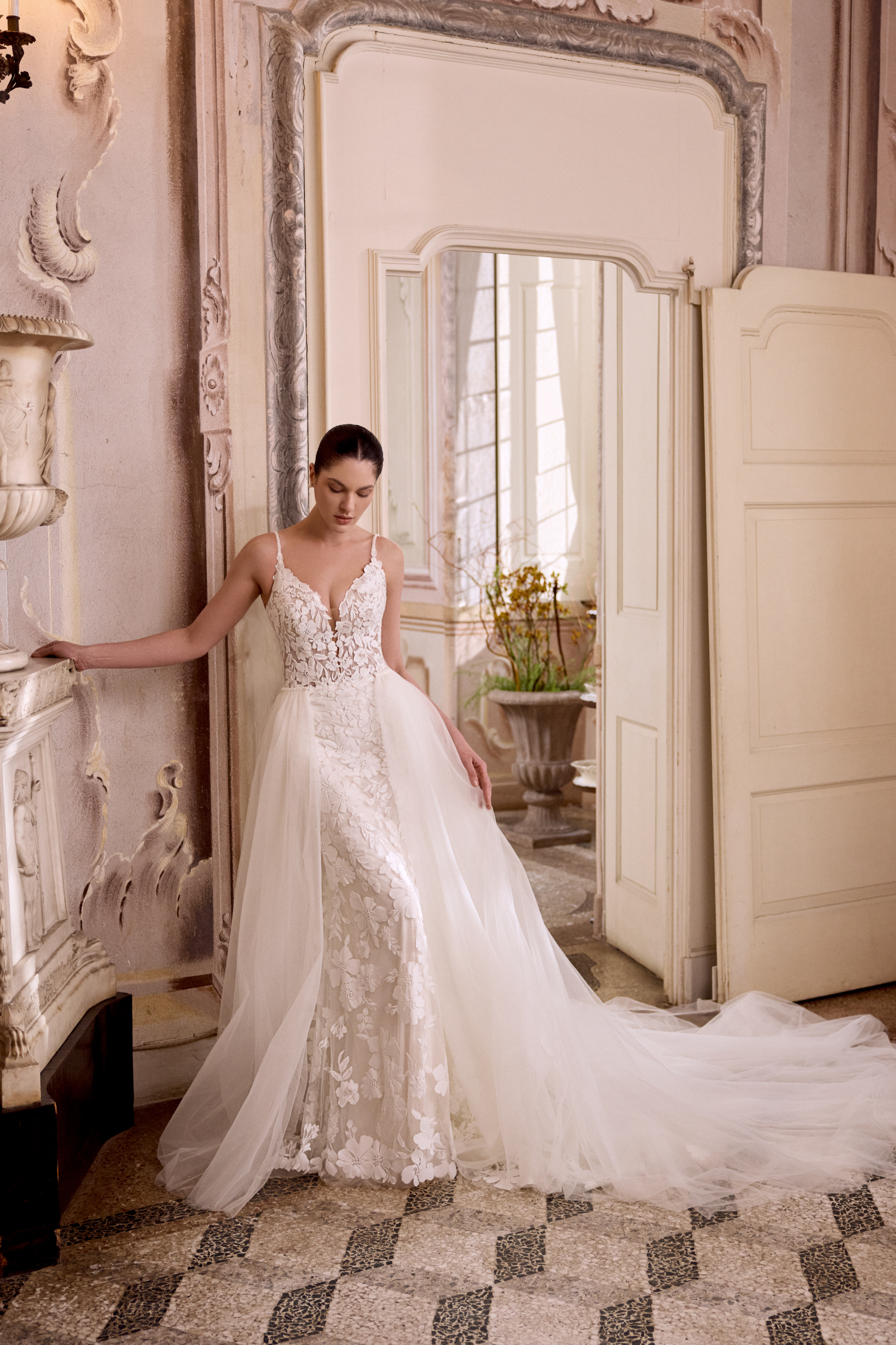 2026 Justin Alexander -16-26 Balık Kesim Sırt Dekolteli V Yaka Gelinlik