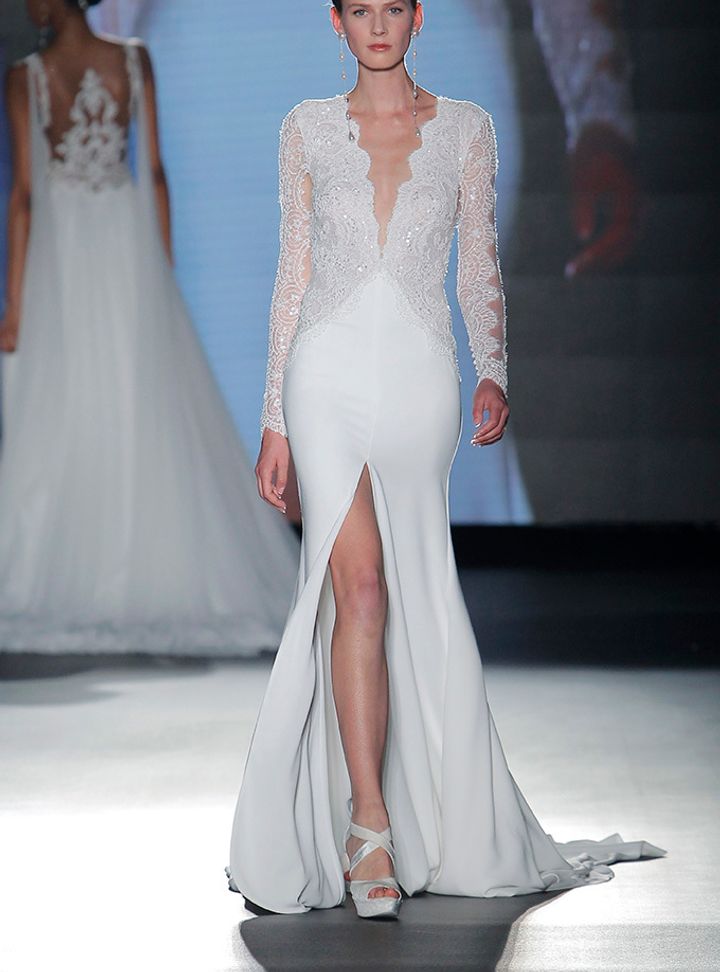 Rosa Clara Uzun Kollu Yırtmaçlı Gelinlik