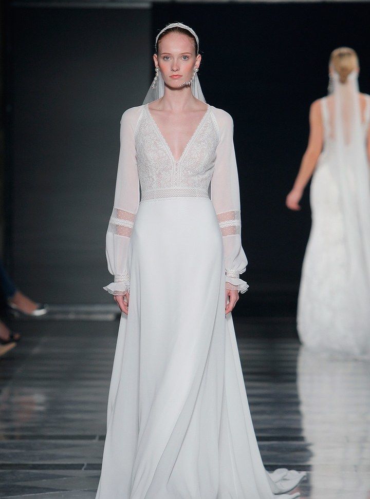 Rosa Clara Tül Kollu Gelinlik