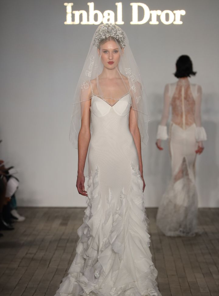 Inbal Dror Eteği Volanlı Gelinlik Modeli