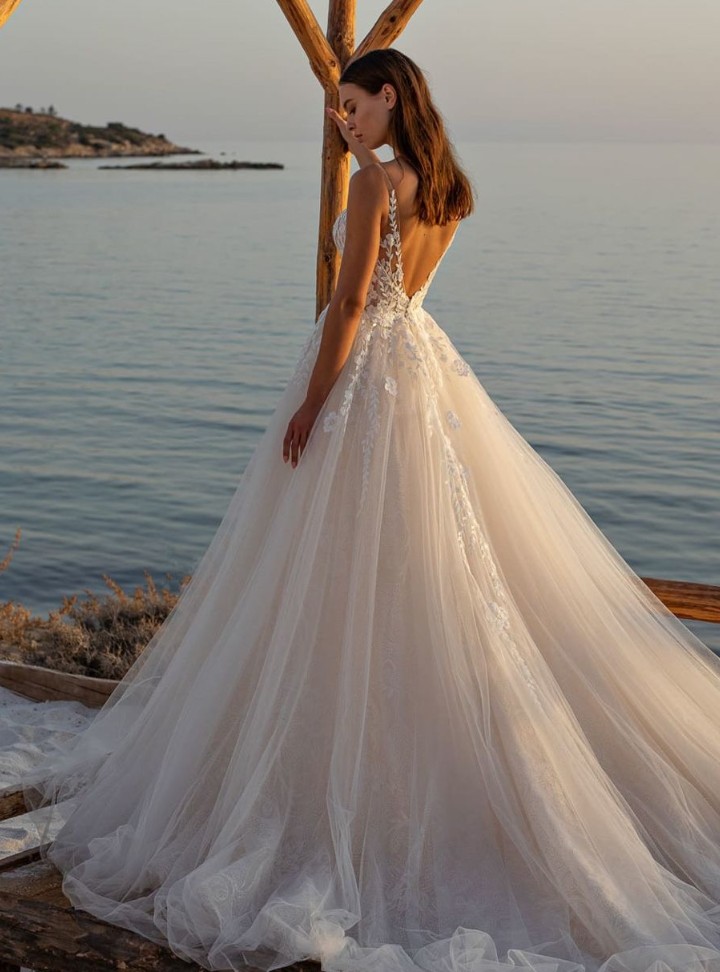 2026 Modeca Gelinlik 303-26 A Kesim Sırt Dekolteli V Yaka Gelinlik