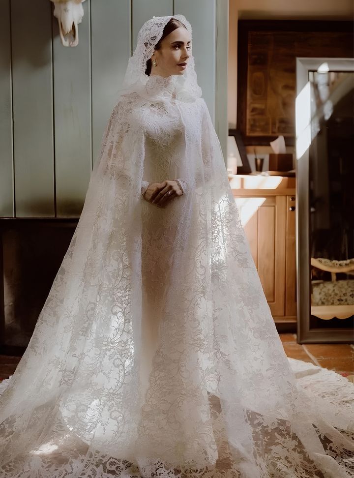 Lily Collins Gelinlik Modeli
