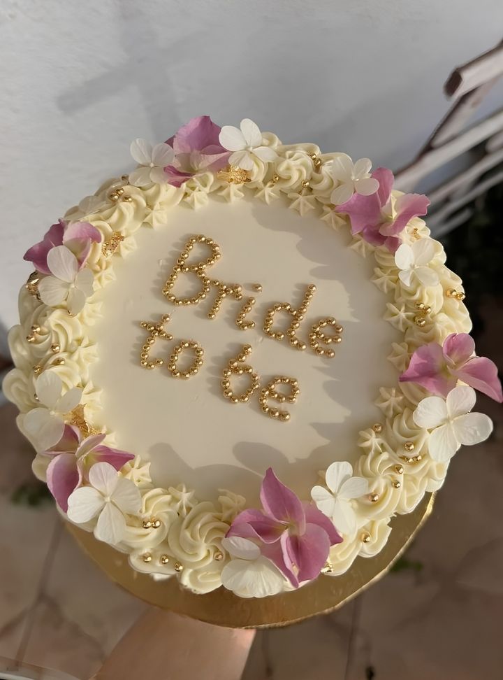 Çiçekli Altın Boncuklu Bride to Be Pasta