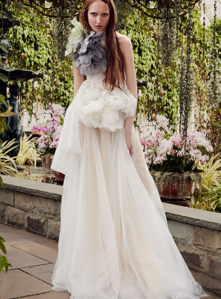 Vera Wang Yaka Detaylı Az Kabarık Gelinlik